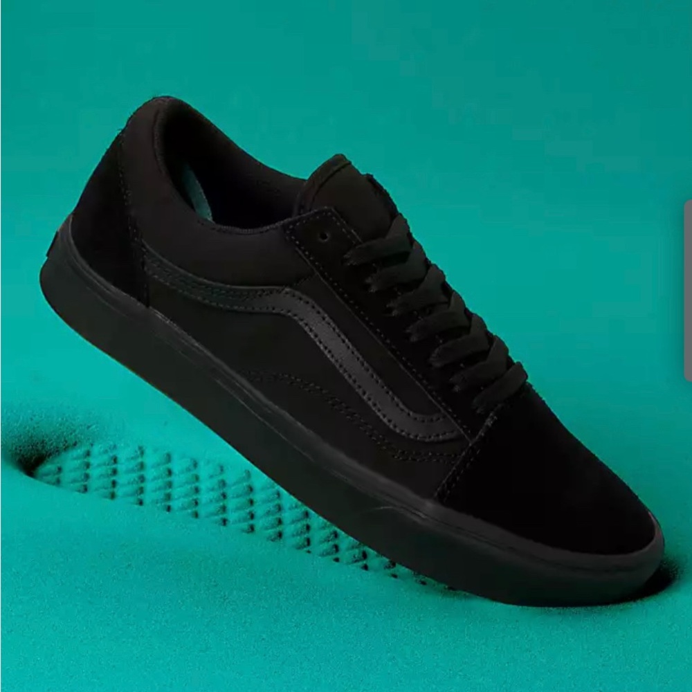 Vans Comfycush Old Skool Shoe- black/black- 7.5